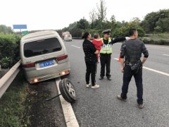 面包车拉货严重超载 左后轮在高速被“放飞”
