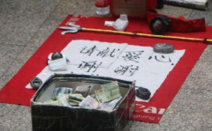65岁大爷街边头顶旋转尖刀 吓得路人忙拍照