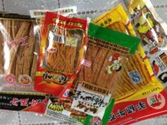 公交车里冲上一批小学生 人手一包辣条味道刺鼻引吐槽
