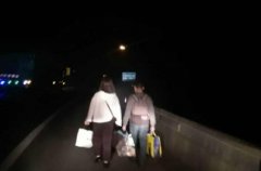 小夫妻深夜回娘家 为求快捷走高速