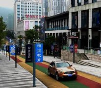 美呆！重庆一道路色彩绚丽如彩虹