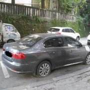 车停路边轮胎被扎破三个  路人：求车主心理阴影面积