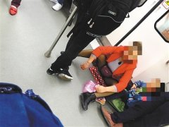 地铁上女子双腿往前摊开 这个坐姿有失大雅