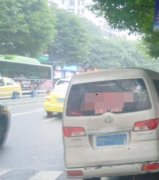 面包车避让行人时刹车失灵 宁撞奥迪不伤人
