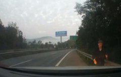 想搭顺风车 多位老人接连溜上高速路