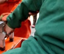 小孩手指被卡在三轮车上  消防细心施救