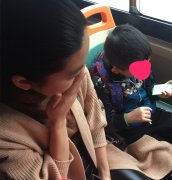 乘客抱怨女子早高峰带娃占座  反遭网友吐槽道德绑架