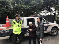 八旬老人误入高速路 执法人员帮忙送回家