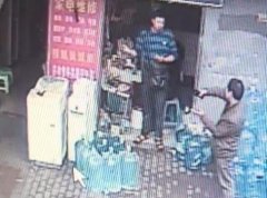 男子好心让陌生人充电 手机反被盗