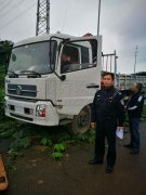 价值50万新车被遗忘 放停车场周围已长草