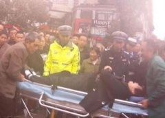 老人不慎被绊倒  民警救助暖人心