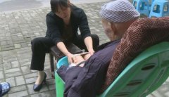 天天熬药汤给公公洗脚 这个媳妇人人夸