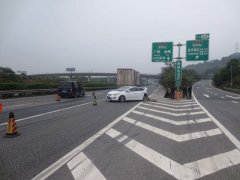 驾驶员高速路上随意变道并违规停车  后果很严重