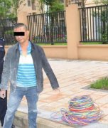 男子盗300米电线缠腰上  跑不动被抓现行