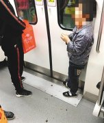 男童在地铁上吃板栗随地乱扔 对周围劝阻不管不顾