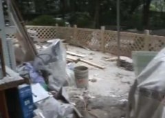 男子搞装修公共绿地成后花园 擅自占地欠妥当