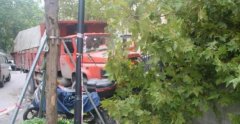 车辆刹车失灵连撞八车 反被民警表扬