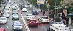 2岁男孩昏迷 交巡警紧急开辟生命通道