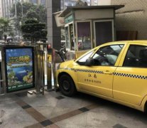 重庆一出租车今晨冲下小区阶梯 现场传来巨响