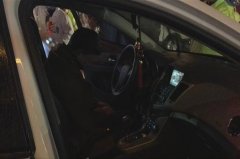 男子驾车等红绿灯时睡着 迟迟不醒造成道路拥堵