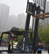 只学了七天 90后辣妈能开叉车穿针