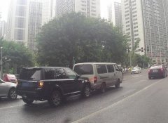 司机等红灯埋头耍手机  小客车后溜五六米撞上路虎