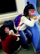 两女孩车厢里造型各异写作业 乘客直呼“太勤奋”