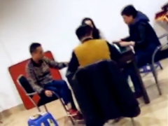小伙租房后  房东竟时常约人到客厅打麻将