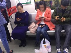 女子占座化妆男子剪指甲挖耳朵 车厢秒变美容院