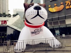 巨型“单身汪”空降重庆一广场 呆萌无害惹人怜爱