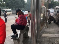 女子脚踩公交站休息凳 市民称不太合适