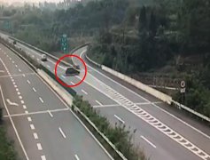 司机高速公路超车道逆行  被罚200记12分