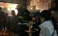 水果摊小妹拾金不昧 大伙都为她点赞