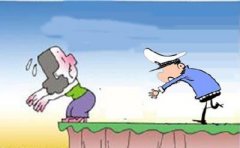 女子情绪失控欲轻生  民警耐心劝慰解心结
