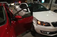 司机驶离加油站时遭前车“扇耳光” 车头一侧凹陷
