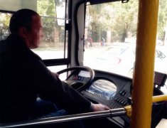 公交司机因小孩欢叫被吓住  停车与小孩母亲争吵5分钟