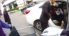 早高峰孕妇车上分娩 民警驾车开道紧急送医