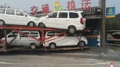 拖挂车忘拉手刹  撞上高速执法亭