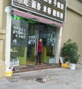 小区楼上抛下垃圾  六旬老人被砸中直呼疼