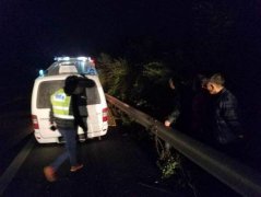 救护车高速路上爆胎 病人遭遇生死时刻