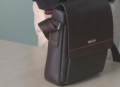 男子车上现陌生挎包 打开一看全是钱