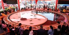 重庆万人火锅宴开烫 场面震撼