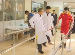 小伙跳下铁轨救人被截肢 如今又能自由行走了