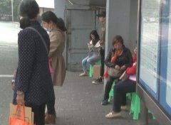 公交站台多了一批小凳子  背后的故事暖人心