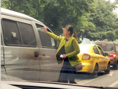大妈们一看堵车就出来发卡 车主：又危险又无奈