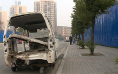 “僵尸车”停在路上近半年 车被拆卸不见车主认领