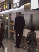 “亚洲第一巨人”现身重庆   路人惊呼太高了！