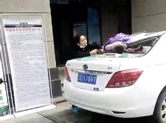 6岁男童躲猫猫时不慎从19楼坠落 路边轿车车窗被砸碎