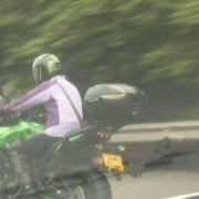 “骑行侠”驾驶重型摩托车重庆高速上疾驰