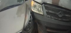 女子穿高跟鞋开车 刹车时被卡出车祸